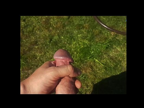 ❤️ A boazona fica com a rata rosa fodida e ejacula com um esguicho num jardim de Verão Porno vídeo em nós ️❤