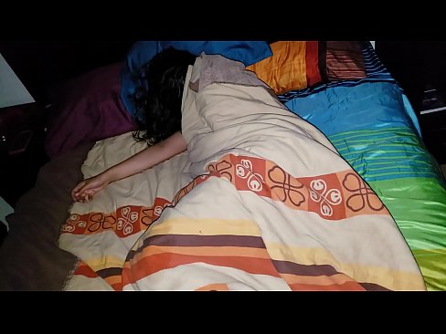 ❤️ Stepson berating a sua jovem madrasta enquanto ela dorme. Porno vídeo em nós ️❤